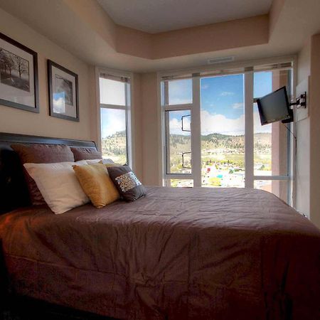Sunset Waterfront Resort By Discover Kelowna Resort Accommodations Dış mekan fotoğraf